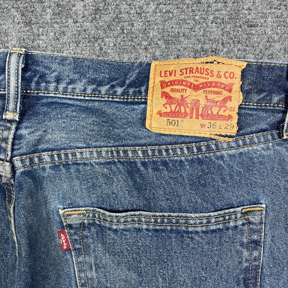 Levis 501 Denim Jeans Mens 36x29 Blue Mid Wash Button Fly Straight 0955 - Picture 4 of 11
